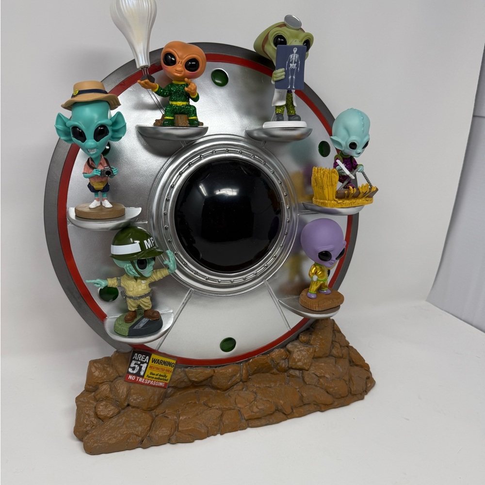 Ashton Drake Alien Display with Aliens